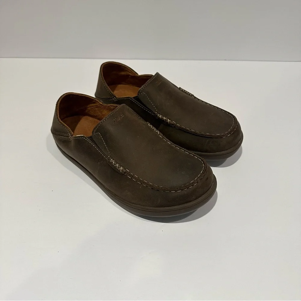 Olukai Moloa Boy's Leather Slip on shoe in a dark wood Color